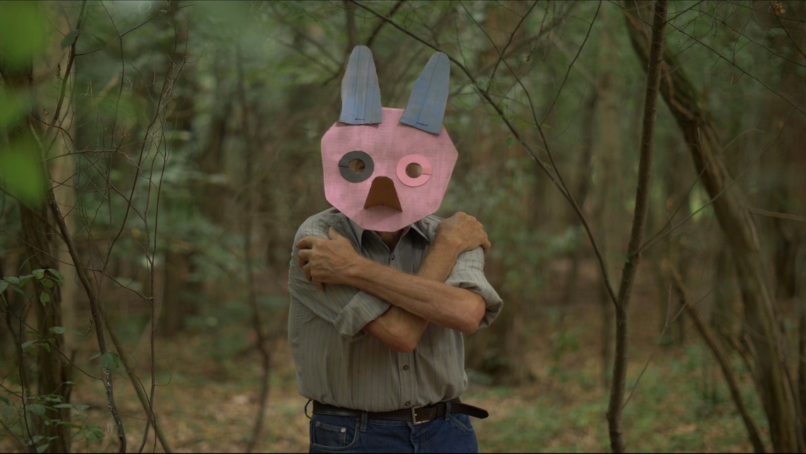 Mann mit Hasenmaske im Wald | © mia & eric
