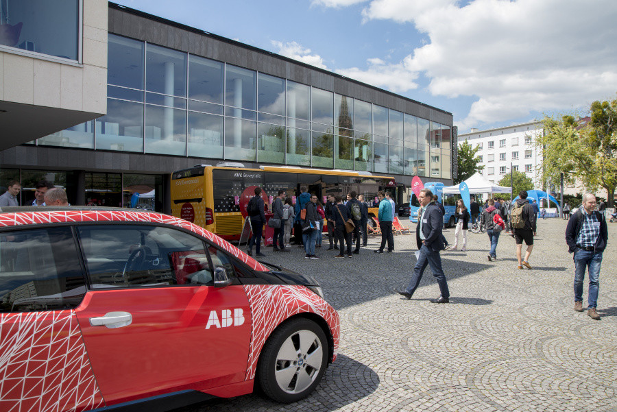 Fahrzeuge und Menschen vor dem Pfalzbau in Ludwigshafen | © MRN GmbH / Schwerdt