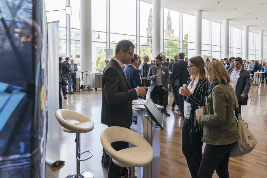 Gesprächssituation im Foyer des Pfalzbaus | © MRN GmbH / Schwerdt