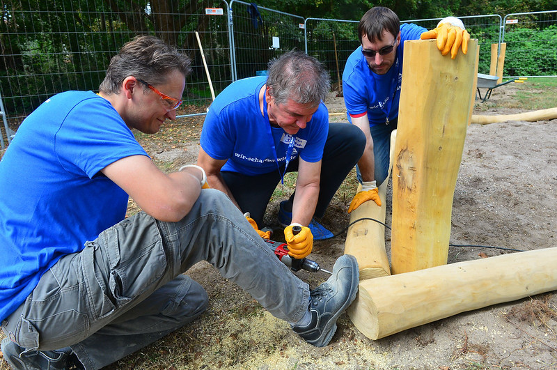 drei Personen arbeiten mit Schutzbrillen an Holz | © Rhein-Neckar