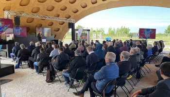 Menschen sitzen vor einer Bühne am Holzpavillon der Region auf der BUGA in Mannheim | © VRRN/Lersch