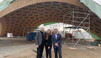 Herr Schnellbach, Frau Korte und Herr Schlusche vor dem im Bau befindlichen Holzpavillon auf dem BUGA23 Gelände | © BUGA 23