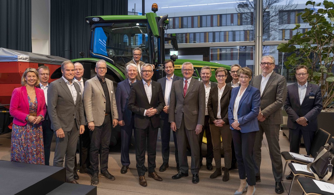 ZMRN-Mitgliederversammlung 2023_Vorstand und Geschäftsführung bei Gastgeber John Deere | © ZMRN e.V.