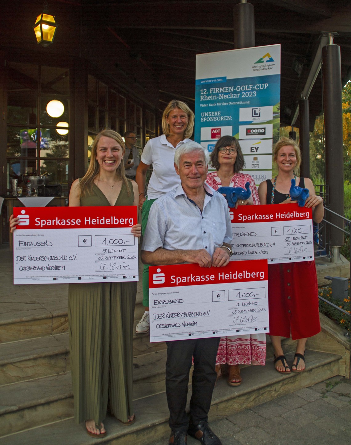 Freudige Gesichter bei den Vertreter:innen des Kinderschutzbunds in Rhein-Neckar: v.l.n.r. Angelina Mandel (Ortsverband Viernheim), Peter Scheiber (Ortsverband Weinheim) und Kyra Pachner und Sina Ludwig (beide Kreisverband Landau-Südliche Weinstraße) mit ZMRN-Geschäftsführerin Kirsten Korte (oben Mitte) | © ZMRN e.V./Thomas Bähr