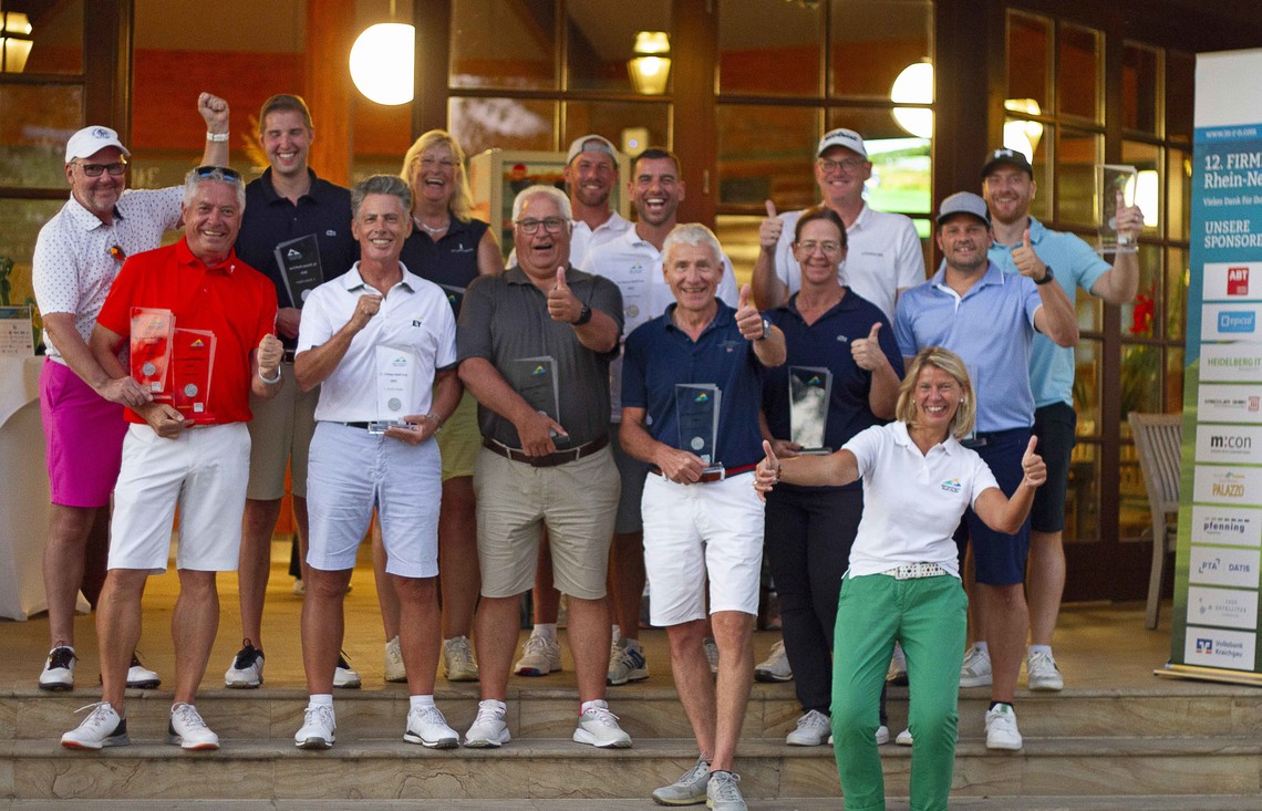 Ebenso freudige Gesichter bei den Gewinner:innen der Wertungen: Vordere Reihe von links nach rechts: Georg Grube, Dr. Frank Jenner, Armin Bittner, Heinz Sautter, Katja Nemenich, Kirsten Korte, Timo Wittmann; Hintere Reihe v.l.n.r: Ralf Hempel, Dominik Munder, Kerstin Huck, Marcus Kink, Oliver Sequenz, Dr. Björn Lange, Martin Kettner | © ZMRN e.V./Thomas Bähr