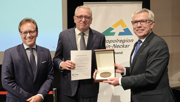 Ehrung mit der Hermann-Heimerich-Plakette, v.l.n.r. Verbandsdirektor Ralph Schlusche, Dr. Peter Kurz, Verbandsvorsitzender Stefan Dallinger. | © VRRN / Landry