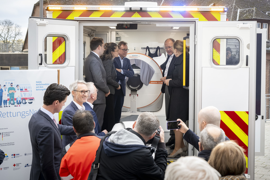 Innenraum der MSU mit Personen davor die fotografieren | © VRRN / Schwerdt