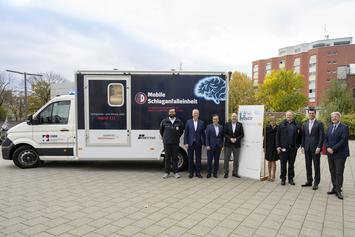 Personen vor einer Mobile Stroke Unit ( Rettungswagen) | © VRRN / Schwerdt