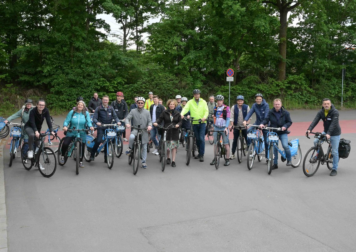Viele Menschen stehen mit einem Fahrrad auf einem Platz | © VRRN / Landry