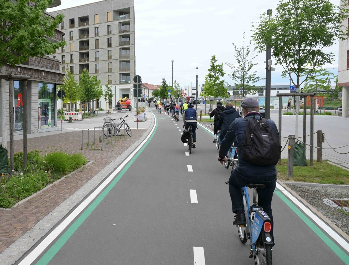 Fahrradfahrer fahren auf einem Radschnellweg | © VRRN / Landry