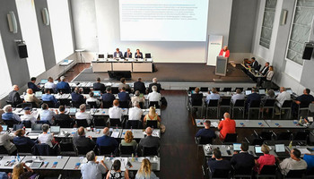Verbandsversammlung vom 27. Juni 2025 | © VRRN / Schwerdt Menschen sitzen an Tischen in einem großen Raum | © VRRN / Schwerdt