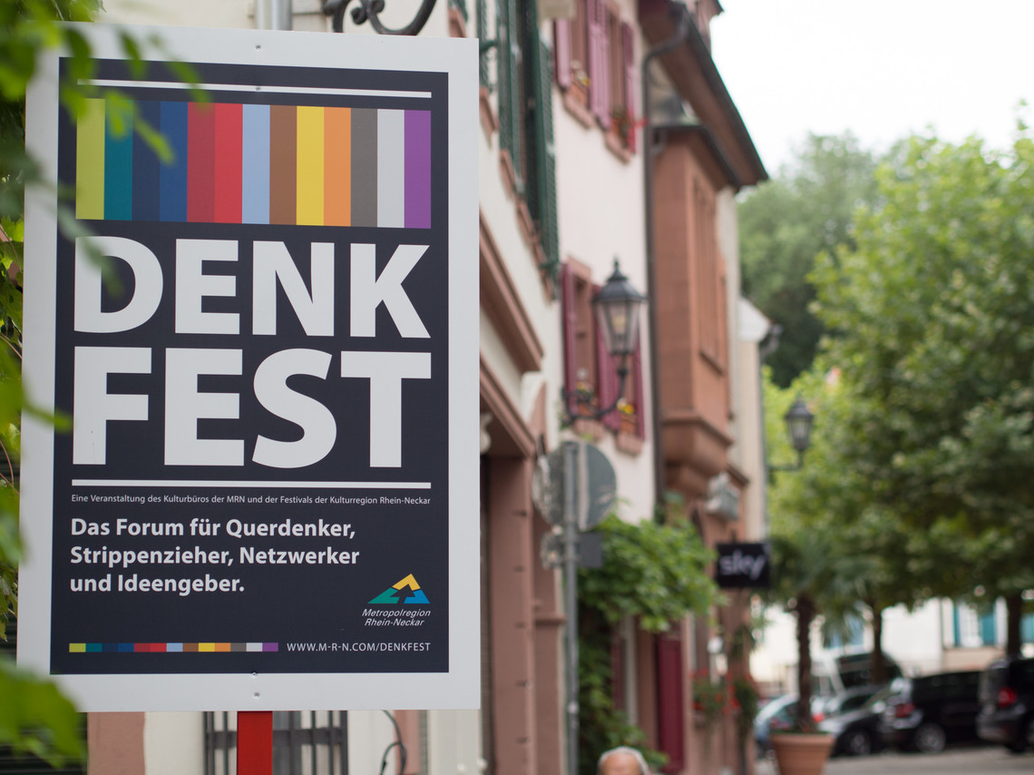 Ein Plakat, das Werbung für das Denkfest macht, auf den Straßen von Weinheim | © Gunnar Fuchs
