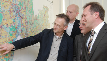 Besprechung zum Einheitlichen Regionalplan Rhein-Neckar Mann zeigt auf Karte der Region | © VRRN