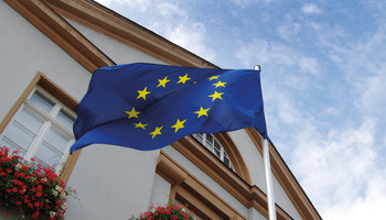 Europa-Flagge vor Schwetzinger Rathaus | © VRRN