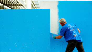 Mann streicht eine Wand | © ZMRN e.V.
