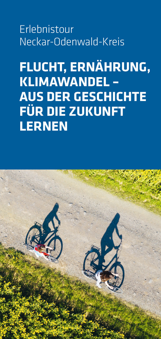Fahrradfahrer zwischen Feldern von oben | © iStock