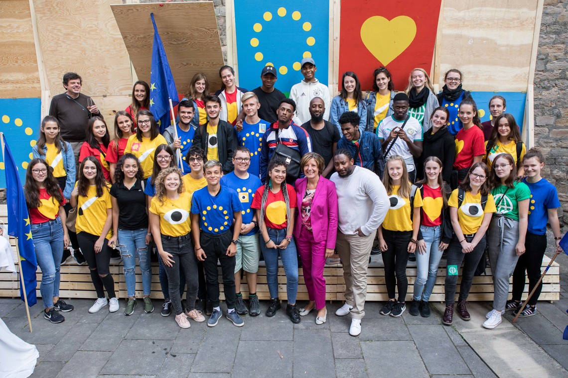 Gruppenbild mit Jugendlichen und Ministerpräsidentin Malu Dreyer | © Arthur Bauer