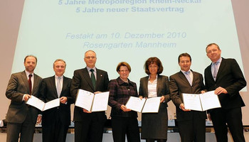 Unterzeichnung der Kooperationsvereinbarung für das E-Government-Modellvorhaben im Jahr 2010 | © VRRN Unterzeichnung der Kooperationsvereinbarung für das E-Government-Modellvorhaben im Jahr 2010 | © VRRN