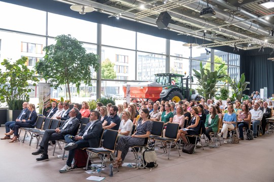 Netzwerkmitglieder sitzen in Stuhlreihen während eines Vortrags | © MRN GmbH/ Schwerdt