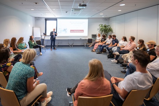 Teilnehmende eines Workshops sitzen im Stuhlkreis und tauschen sich aus | © MRN GmbH/ Schwerdt