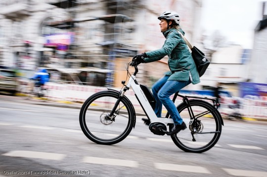 Radfahrerin mit Helm auf dem E-Fahrrad | © www.pd-f.de / Sebastian Hofer