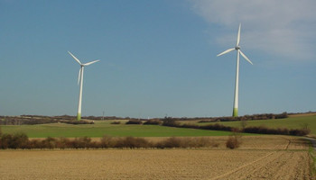 Feld mit zwei Windkraftanlagen | © VRRN