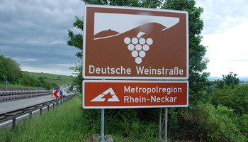 Hinweisschild Beginn Deutsche Weinstraße und Metropolregion Rhein-Neckar an der Autobahn | © VRRN