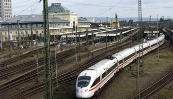 Zug fährt aus dem Mannheimer Hauptbahnhof aus | © VRRN