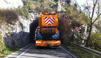 Kran-LKW fährt aus einem engen Tunnel | © Weiland Kran und Transport GmbH