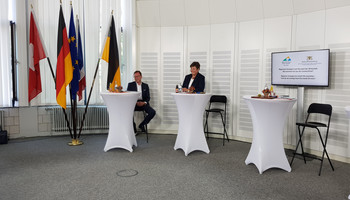 Regierungspräsidentin Sylvia M. Felder und Verbandsdirektor Ralph Schlusche bei der Veranstaltung | © translake GmbH 