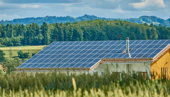 Photovoltaik | © pixabay_RoyBuri Ein Gebäude mit Photovoltaik | © pixabay_RoyBuri