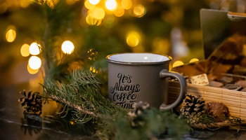 Fairer Weihnachtskaffee | © Pixabay/Pat_Scrap Tasse mit Kaffee an Tannenzweigen | © Pixabay/Pat_Scrap