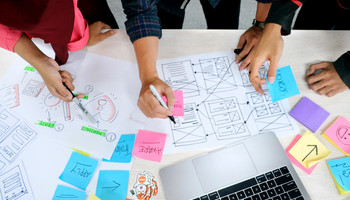 ux-indonesia-qC2n6RQU4Vw-unsplash | © unsplash Arbeiten mit Post-its in einem Workshop | © unsplash