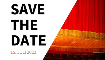 Save the date - Einladung zur Abschlusskonferenz des Projekts Transfer Together | © Transferzentrum Pädagogische Hochschule Heidelberg links: Text "Save the date" und rechts: Bühne mit geschlossenem Vorhang und die vorderen Sitzreihen | © Transferzentrum Pädagogische Hochschule Heidelberg