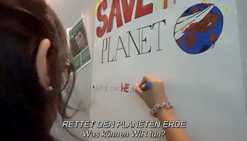 Einladung zur Veranstaltung GIRLS GO MOVIE trifft Rhein-Neckar: Maßnahmen zum Klimaschutz | © Girls Go Movie / Don‘t say I didn‘t warn you Mädchen schreibt etwas an ein Flipboard "Was können wir tun? Save the Planet" | © Girls Go Movie / Don‘t say I didn‘t warn you