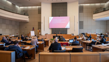 Präsentation des OECD-Berichts | © Menschen im Ratsaal vor Präsentation VRRN/Schwerdt | © Menschen im Ratsaal vor Präsentation