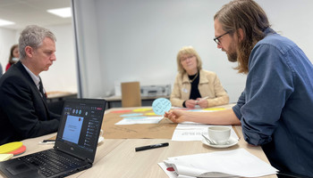 Re-SPEKT | © VRRN / LH drei Menschen sitzen an einem Tisch und diskutieren mit Post-ITs und bunten Stiften | © VRRN / LH
