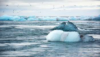 Eisberg im Wasser | © Unsplash / L.W.