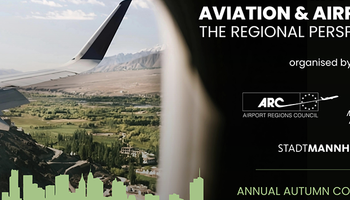 Blick aus dem Fenster eines Flugzeugs mit Bäumen und Bergen. | © Airport Region Council (ARC)